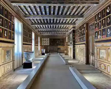 IMG_20210829_141328 Portraits gallery, 26x6 meters, 327 portraits (20 women), first half of the 17th century. Kings and powerful people from between the 14th and 17th century are...