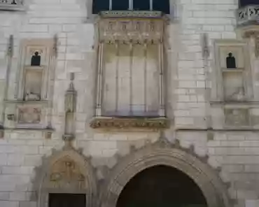 08 Gothic facade: statues of Jacques Coeur and his wife at windows.