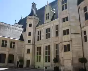 12 Inner courtyard.