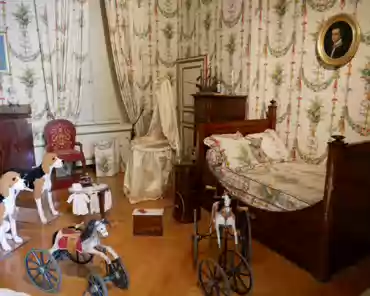 P1100895 Child's bedroom, with wooden horses from the mid-19th century.