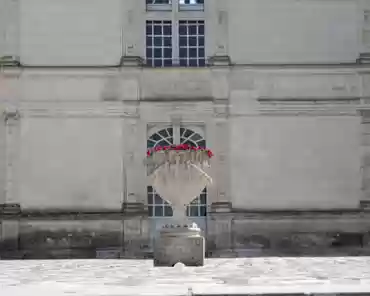 20150711-130208 Renaissance courtyard.