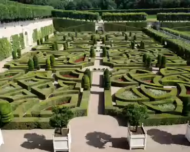 20150711-151449 Ornamental garden, with 4 small squares and a larger square (back) depicting a maltese cross.