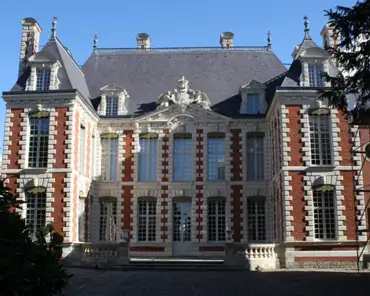19 Hotel de Berny, built in 1633 in the Louis XIII style.