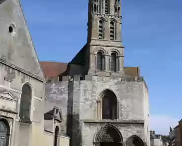 09 The collegiate church Notre-Dame du Fort was founded in the first half of the 11th century, possibly by king Robert the Pious, who had a residence in Etampes....