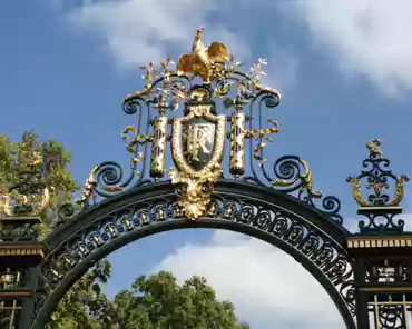 003 Rooster gate, leading to the 2-hectare garden at the back of the Elysée Palace.