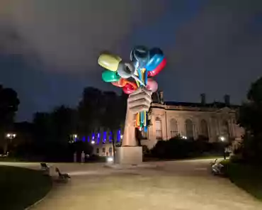 PXL_20240801_202149195 Jeff Koons, Bouquet of tulips, 2019.
