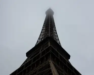 20150913_100041 Fog on Eiffel tower.