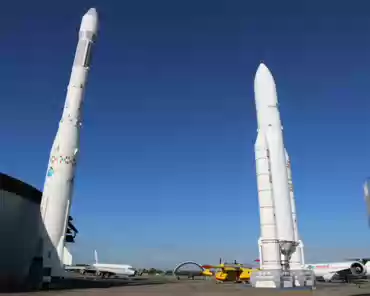 IMG_9775 Left: Ariane 1 launcher, first flight: 24 December 1979. 48m tall, 210 tons. 11 launches, 9 successes, 2 failures between 1979 and 1986. Right: Ariane 5...