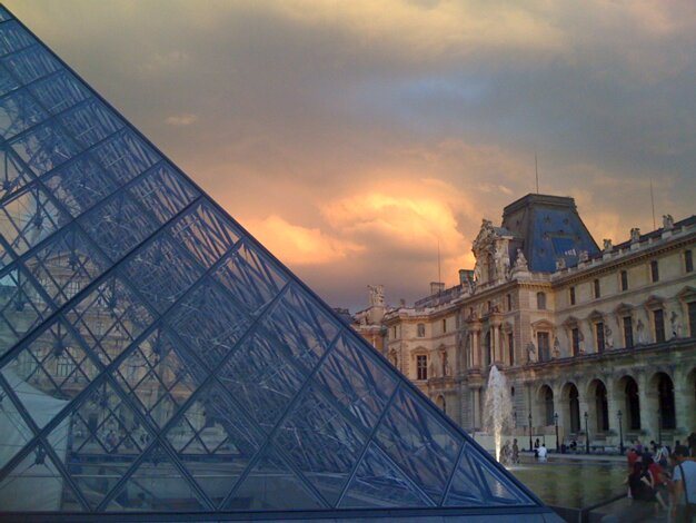 Cour Napoleon and pyramid