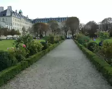 18 Today's one hectare garden is actually the result of the merging over 70 years of several private gardens in the 17th century and after. It was designed by Le...