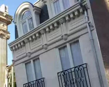20151101_123639 The melting house, symbolizing the effects of global warming, by Leandro Erlich.