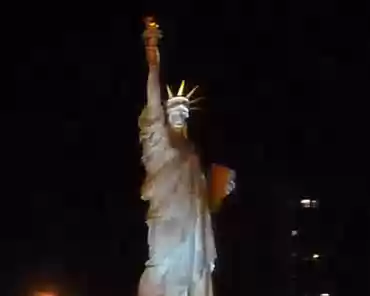 P1100884 Replica of the statue of Liberty.