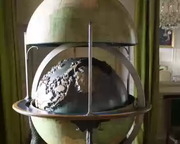 IMG_0241 Terrestrial and celestial globe, invented in 1786 by Edme Mentelle, painted by Vernet, gilded by Gardeur, delivered in 1788 to furnish the large study of the...