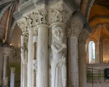 P1180656 Romanesque statues.