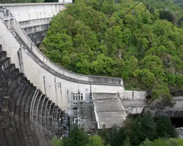 20140501-135922 Dam on the Dordogne river.