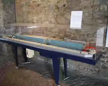 063 Model of a modern kiln using gas after the 1960s. Porcelain is placed on a conveyor belt that carries the objects through all the required cooking steps....
