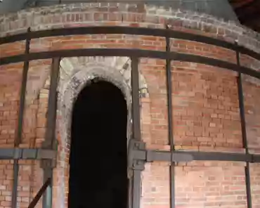 074 The Casseaux kiln, built in 1902, contains up to 10000 porcelain objects (8 m^3). In the upper storey, used for the 1st heating wave, temperature reaches 900 C.