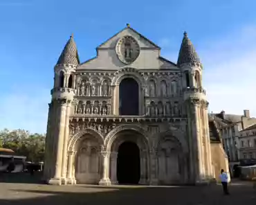 IMG_0485 Notre-Dame-la-Grande, 11th and 12th centuries (romanesque), side chapels from the Gothic/Renaissance transition.