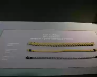 P1060141 3 ropes able to withstand a load of 5 tons: hemp (diameter: 30mm), polyester (16mm), steel (10mm).