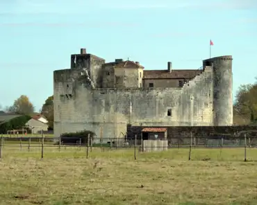 P1290740 Castle of Saint Jean d'Angle.