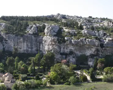 img_4033 Cliffs with troglodyte dwellings next to Les Baux de Provence.
