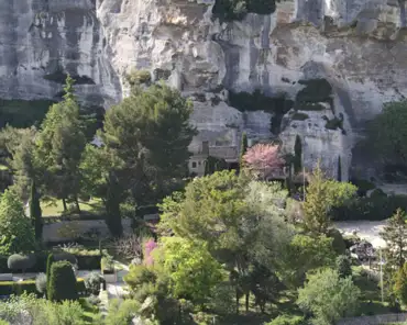 img_4034 Cliffs with troglodyte dwellings next to Les Baux de Provence.
