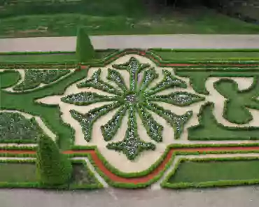 09 French garden in the moat.