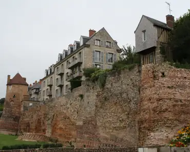 04 Houses were subsequently built on top of the wall. Inside the walls is the medieval city or Cité Plantagenêt, a well-preserved medieval core.