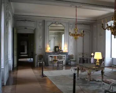 42 The Louis XVI regency-style room.