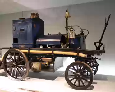 IMG_1581 Daimler motorized fire-fighting pump, 2 cylinders, 3L, 7 HP, 300L/min. The carriage was drawn by horses and carried a water pump that could replace 32...