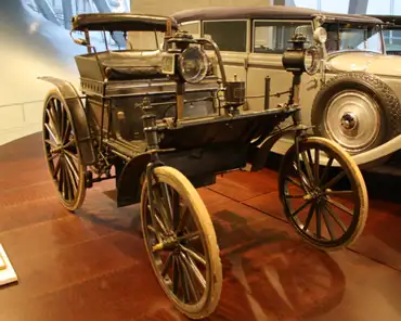 IMG_1660 Daimler motor-strassenwagen, 1892, 2 HP, 762 cm3, 22 km/h, produced until 1895 (12 units). The first automobile to be sold by Daimler Motoren Gesellschaft; the...