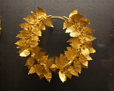 img_1881 Gold wreath of oak leaves and flowers; at the center: rosette with a repoussé of an owl; ca. 100 BC.
