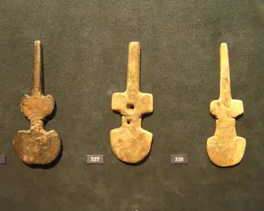 pb300528 Violin-shaped schematic figurines, early cycladic I (3200-2800 BC).