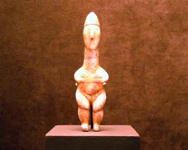 pb300532 Marble female figurine wearing a conical cap (pilos), ca. 2800 BC.