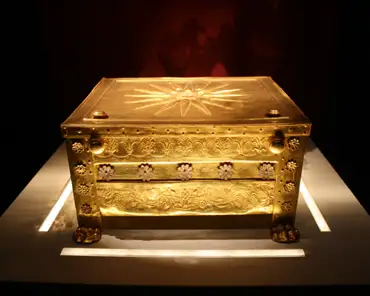 RoyalTombs_PhilipII_box Gold box containing the bones of Philip II, king of Macedonia.