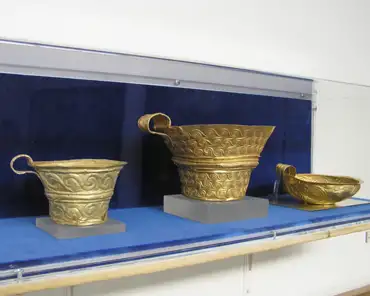 pa260161 Finds from a Tholos tomb: gold cups.
