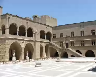 dscf0355 Courtyard of the palace.