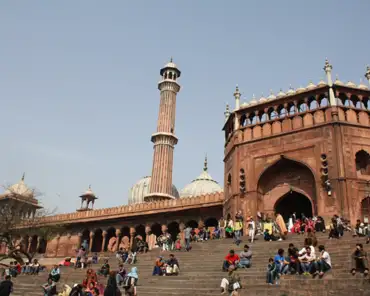 01 Jama Masjid, built in 1650, is the largest mosque in India, with a capacity of 25000 people.