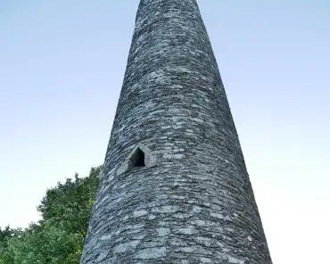 P1200187 Round tower, built as a reaction to the viking raids on monasteries in the 10-11th centuries. The more than 30 meter high watch towers were used as belfries,...