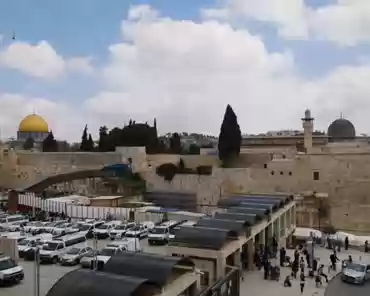 P1180136 Temple mount: Western or wailing wall (left), Al-Aqsa compound (above the wall) featuring the Dome of the rock (left) and the Al-Aqsa mosque (right).