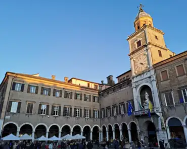 IMG_20191222_162417 Piazza grande: palazzo comunale (townhall), ca. 1500.