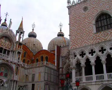 p8230446 Left: San Marco basilica, right: doge's palace.