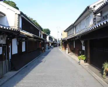 12 Kurashiki became a wealthy trading town, connected to the sea through canals, during the Edo period (1603-1867).