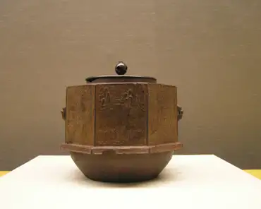 p8080591 Tea ceremony: octogonal kettle, Edo period, 17th century.