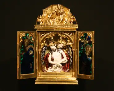 IMG_4521 Reliquary in the form of a triptych, Paris, ca. 1400-1410, gold, enamel. This miniature altar is one of the most beautiful examples of French goldsmiths' work...