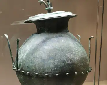 IMG_20220814_170614 Funerary urn in bronze, 8th-7th century BCE.