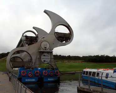 img_1065 The Falkirk wheel moves boats between 2 canals at different altitudes.