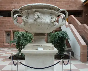 img_0630 The Warwick vase, roman, 2nd century AD, 18th century reconstruction, marble. Found in Hadrian's villa at Tivoli.