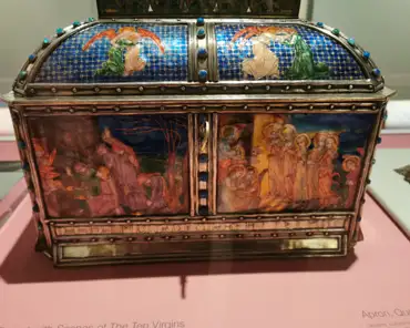 IMG_20230930_105738 Phoebe Anna Traquair, Casket with scenes of the ten virgins, wood, silver gilt, enamel and semi-precious stones, 1906-1908.