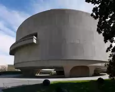 24 Hirshhorn museum by architect Gordon Bunshaft, 1974.